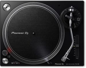 Pioneer PLX-500-K è un giradischi manuale a trazione diretta dotato di porta USB e perfetto per produrre il miglior suono di alta qualità.