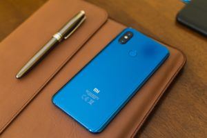 smartphone xiaomi appoggiato su una scrivania